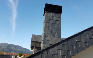 Chimenea de pizarra y tejados de pizarra